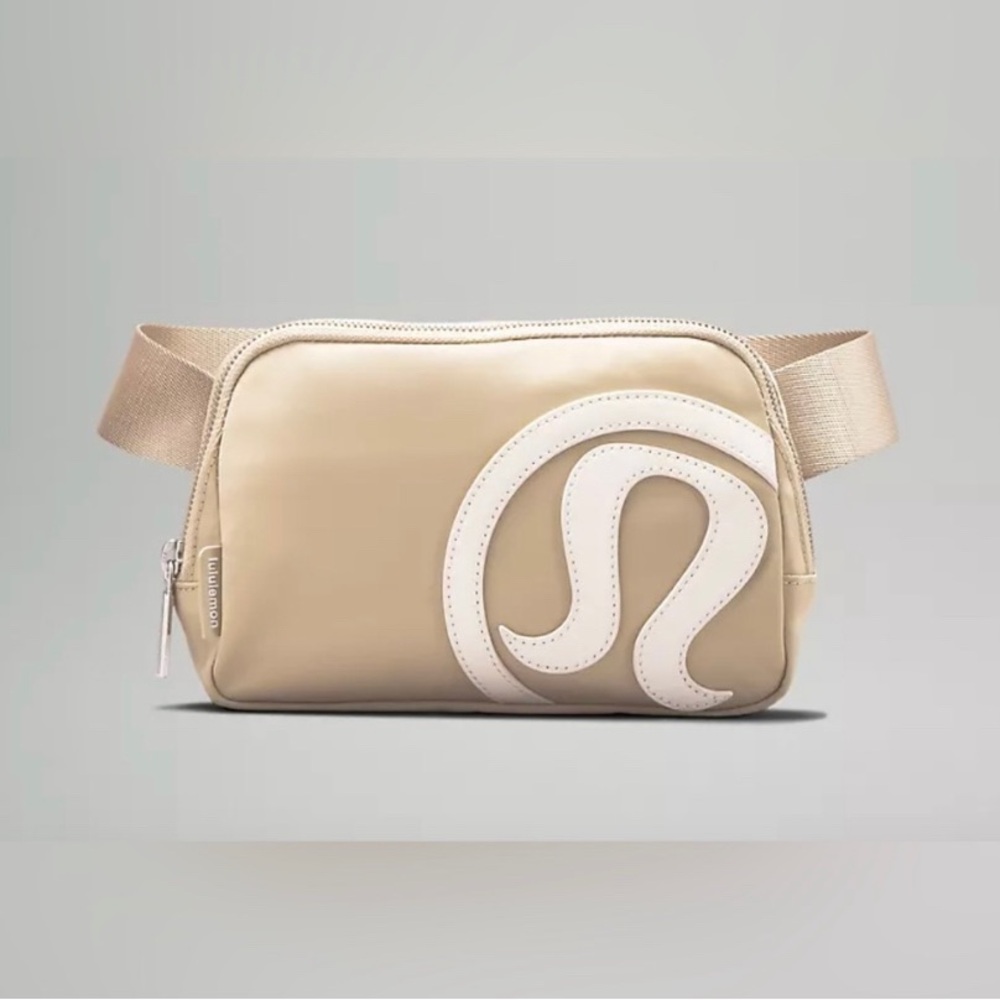 New without tags lulu lemon belt bag. Tan and white with leather logo!